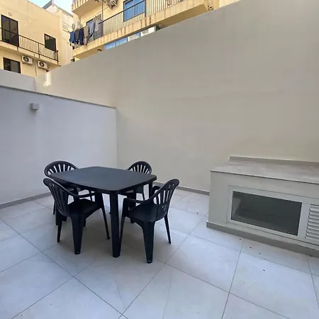 Swieqi Malaika New 1 With Courtyard Διαμέρισμα Is-Swieqi